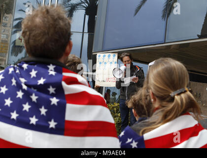 Palma, Îles Baléares, Espagne. 24Th Mar, 2018. Les résidents des États-Unis à Majorque a organisé une marche de solidarité avec les jeunes étudiants qui demande d'une cessation de la violence par armes à feu aux États-Unis instituts. Le 24 mars mouvement dans l'Organisation des successions demande que la vie et la sécurité deviennent une priorité et la fin de la violence armée et des fusillades dans les écoles aujourd'hui. De nombreuses marches sont présents dans le monde entier la principale mars qu'aura lieu à Washington, DC Crédit : Clara Margais/ZUMA/Alamy Fil Live News Banque D'Images