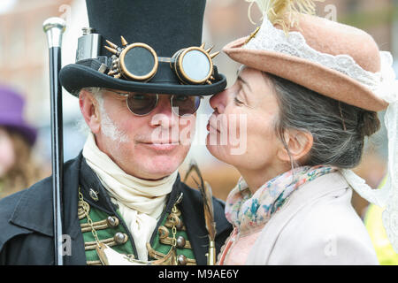 Deux personnes vêtues de style steampunk close up portrait. Steampunk est un style de la mode qui allie des éléments historiques et anachronique de la technologie, souvent inspiré par la science-fiction de style édouardien. Peter Lopeman/Alamy Live News Banque D'Images