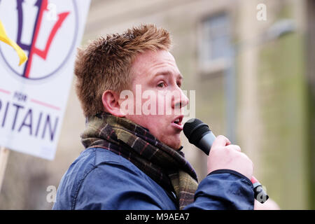 Birmingham, UK - Samedi 24 Mars 2018 - John Meighan fondateur de l'Alliance Lads Football parle lors de la démonstration et de mars par l'aile droite Lads Football Alliance ( FLA ) à Birmingham. Photo Steven Mai / Alamy Live News Banque D'Images