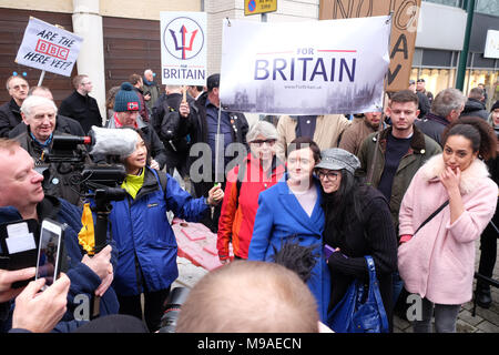 Birmingham, UK - Samedi 24 Mars 2018 - Anne Marie Waters leader du parti pour la Grande-Bretagne ( center blue coat ) lors de la manifestation et en mars par l'aile droite Lads Football Alliance ( FLA ) à Birmingham. Photo Steven Mai / Alamy Live News Banque D'Images