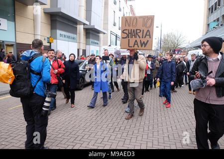 Birmingham, UK - Samedi 24 Mars 2018 - Anne Marie Waters leader du parti pour la Grande-Bretagne ( center blue coat ) lors de la manifestation et en mars par l'aile droite Lads Football Alliance ( FLA ) à Birmingham. Photo Steven Mai / Alamy Live News Banque D'Images