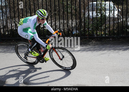 La semaine 2 de la série de course Dolan. Prenant part dans le parc Victoria, Rotten Row, Southport, Merseyside, concurrents dans la course du Circuit Jeunes Dolan, garçons et filles, Série de courses pour les jeunes de moins de 8 à moins de 16 ans. Il y a deux courses pour chaque groupe d'âge à chaque événement de la série de 2018 à vélo, action, activité sportives, athlète, location, vélos, vélo, cycliste, Motard, cycliste, garçon, la compétition, la concurrence, concurrent, randonnée, vélo, loisirs, vie, homme, marathon, à l'extérieur, les gens, la race, course, course, ride, rider, route, sport, street, l'été, l'adolescent événements cycle. Banque D'Images