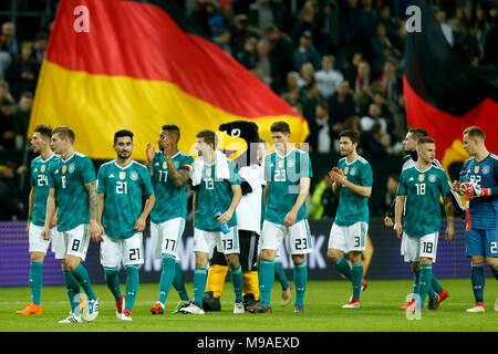 Football : match amical, l'Allemagne contre l'Espagne, le 23 mars 2018 dans l'esprit arena, Duesseldorf, Allemagne : joueurs allemands et DFB mascot Paule marchant à travers le terrain après le match. Photo : Ina Fassbender/dpa Banque D'Images