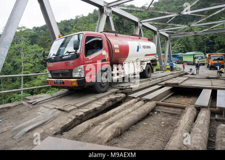 Lahat, Indonésie. 23ème mars, 2018.Les véhicules passant sur un pont d'urgence. Banque D'Images