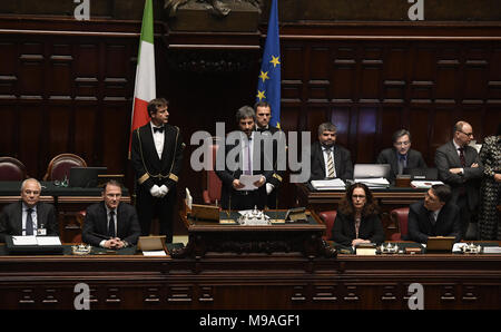 Rome. 24Th Mar, 2018. Chambre basse le président nouvellement élu Roberto Fico (C) prend la parole à la chambre basse du parlement à Rome, Italie, le 24 mars 2018. L'Italie de centre-droit du bloc et l'anti-création mouvement cinq étoiles se sont unis samedi à élire un président pour chaque chambre du parlement, dans ce qui pourrait être l'exécution d'un test pour une éventuelle alliance gouvernementale dans la foulée d'une élection générale 4 mars non concluantes. Source : Xinhua/Alamy Live News Banque D'Images