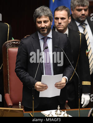 Rome. 24Th Mar, 2018. Chambre basse le président nouvellement élu Roberto Fico prend la parole à la chambre basse du parlement à Rome, Italie, le 24 mars 2018. L'Italie de centre-droit du bloc et l'anti-création mouvement cinq étoiles se sont unis samedi à élire un président pour chaque chambre du parlement, dans ce qui pourrait être l'exécution d'un test pour une éventuelle alliance gouvernementale dans la foulée d'une élection générale 4 mars non concluantes. Source : Xinhua/Alamy Live News Banque D'Images