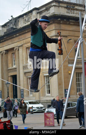 Bristol, Royaume-Uni. Le 24 mars 2018. Un après-midi d'animations de rues dans le vin Street, Bristol. Une performance de Slackline entre deux post par personne par la lecture d'un violon et d'équilibrage habilement en marchant sur une corde suspendue dans middair et regardé par les spectateurs .Robert Timoney/Alamy/live/News Banque D'Images