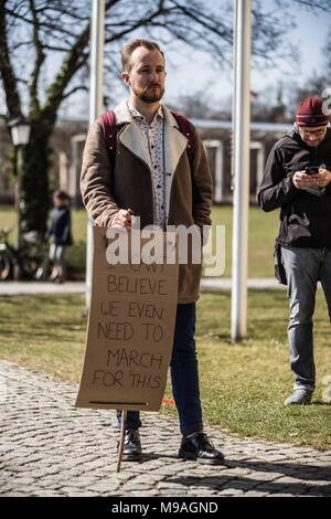 Munich, Bavière, Allemagne. 24Th Mar, 2018. Se joindre à certains événements dans le monde, plus de 838 350 expatriés à Munich (Allemagne) ont tenu leur propre démonstration Mars pour nos vies en réponse à l'activisme suscité par la prise de masse Marjory Stoneman Douglas à l'école secondaire. Le dernier tir et activisme subséquente a mis les étudiants et les défenseurs du contrôle des armes à feu sur un parcours direct contre la National Rifle Association (NRA) qui a à son tour renforcé leur lobbying et PR-offensives. Credit : ZUMA Press, Inc./Alamy Live News Banque D'Images