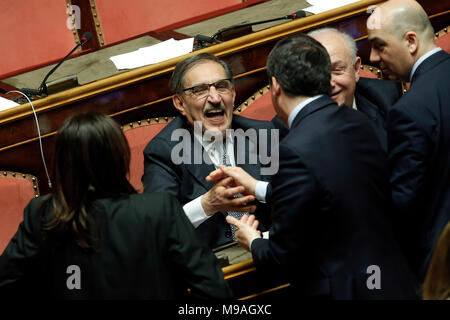 Rome, Italie. 24 mars, 2018. Matteo Renzi scherza con Ignazio Larussa e altri senatori di Forza Italia Roma 24/03/2018. Seduta al Senato con voto par eleggere il Presidente del Senato Rome le 24 mars 2018. Sénat. Votation pour élire le nouveau président du Sénat. Foto Samantha Zucchi Insidefoto insidefoto Crédit : srl/Alamy Live News Banque D'Images