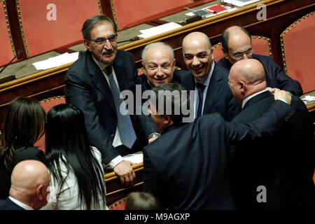 Rome, Italie. 24 mars, 2018. Matteo Renzi scherza con Ignazio Larussa e altri senatori di Forza Italia Roma 24/03/2018. Seduta al Senato con voto par eleggere il Presidente del Senato Rome le 24 mars 2018. Sénat. Votation pour élire le nouveau président du Sénat. Foto Samantha Zucchi Insidefoto insidefoto Crédit : srl/Alamy Live News Banque D'Images