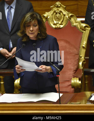 Rome. 24Th Mar, 2018. Le Sénat nouvellement élu le président Maria Elisabetta Alberti Casellati parle au Sénat à Rome, Italie, le 24 mars 2018. L'Italie de centre-droit du bloc et l'anti-création mouvement cinq étoiles se sont unis samedi à élire un président pour chaque chambre du parlement, dans ce qui pourrait être l'exécution d'un test pour une éventuelle alliance gouvernementale dans la foulée d'une élection générale 4 mars non concluantes. Source : Xinhua/Alamy Live News Banque D'Images