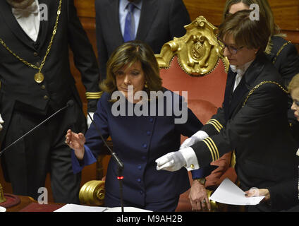 Rome. 24Th Mar, 2018. Le Sénat nouvellement élu le président Maria Elisabetta Alberti Casellati (L) prend la parole au Sénat à Rome, Italie, le 24 mars 2018. L'Italie de centre-droit du bloc et l'anti-création mouvement cinq étoiles se sont unis samedi à élire un président pour chaque chambre du parlement, dans ce qui pourrait être l'exécution d'un test pour une éventuelle alliance gouvernementale dans la foulée d'une élection générale 4 mars non concluantes. Source : Xinhua/Alamy Live News Banque D'Images