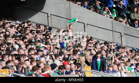 Windsor Park, Belfast, Irlande du Nord, Royaume-Uni. 24 mars 2018. L'Irlande du Nord / République de Corée (Corée du Sud). Un jour heureux et ensoleillé au Parc Windsor comme ce ventilateur célèbre la victoire 2-1 sur la Corée. Crédit : David Hunter/Alamy Live News. Banque D'Images