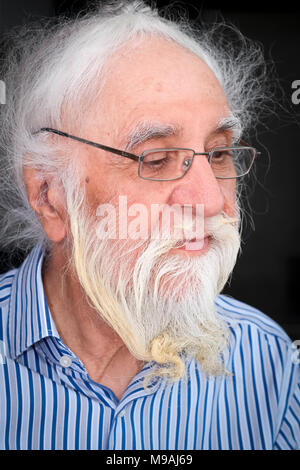 Portrait of Senior Man Indien Sikh de détente à la maison sans turban Banque D'Images