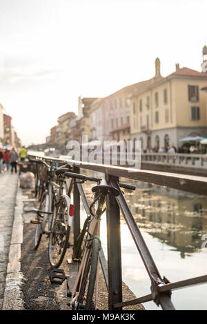 Parking à vélos du Naviglio Grande à la construction le long du canal à Milan, Italie. Banque D'Images