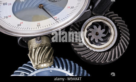 Close-up de mesure de vitesse avec indicateur. Roues dentées d'un asservissement en rotation sur un fond noir. La précision, le contrôle de la qualité, le travail d'équipe, de l'ingénierie. Banque D'Images