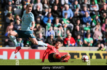 L'Irlande du Nord George Saville (à droite) et la Corée du Sud, Lee Yong bataille pour la balle durant le match amical à Windsor Park, Belfast. Banque D'Images