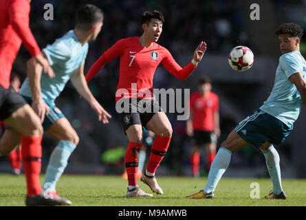 L'Irlande du Nord Jamal Lewis (à droite) et fils de la Corée du Sud pour la balle Heung-Min bataille pendant la match amical à Windsor Park, Belfast. Banque D'Images