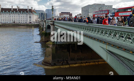 Londres/UK - MARS 21 : touristes Restaurants pont de Westminster à Londres le 21 mars 2018. Des personnes non identifiées Banque D'Images