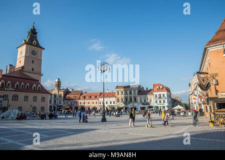 Les gens sur Piata Sfatului lors d'une journée ensoleillée, Brasov, en Transylvanie, Roumanie Banque D'Images