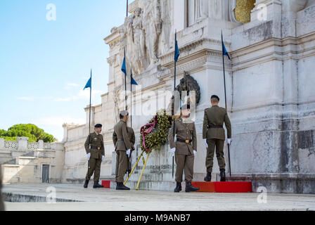 Changement de la garde sur la Tombe du Soldat inconnu, monument de Vittorio Emanuele II, Rome Banque D'Images