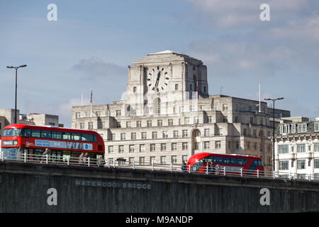 Londres/UK - MARS 21 : voir au-delà de Waterloo Bridge à Londres le 21 mars 2018. Des personnes non identifiées. Banque D'Images