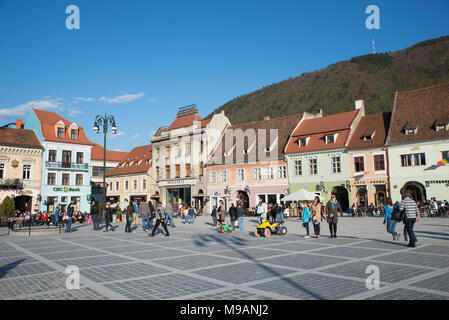 Les gens sur Piata Sfatului lors d'une journée ensoleillée, Brasov, en Transylvanie, Roumanie Banque D'Images