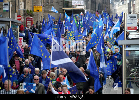 Des manifestants lors d'un Brexit de protestation à Édimbourg, qui exige un vote final sur l'affaire. Brexit Banque D'Images