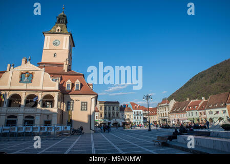 Les gens sur Piata Sfatului, Brasov, en Transylvanie, Roumanie Banque D'Images
