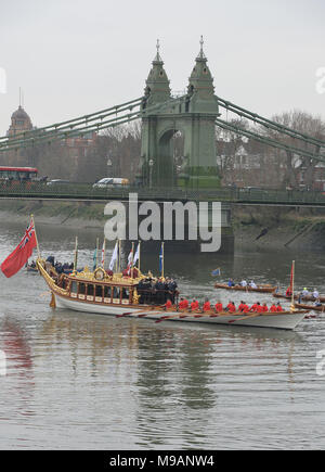 La Barge Royale Gloriana près de Hammersmith Bridge avant l'Oxford et Cambridge Boat Race, sur la Tamise à Londres. Banque D'Images