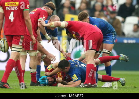 Harlequins' Joe Gray et Saracens' Jamie George clash pendant le match Aviva Premiership à la London Stadium. Banque D'Images