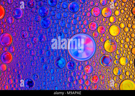 L'huile abstrait coloré bulles dans l'eau Banque D'Images