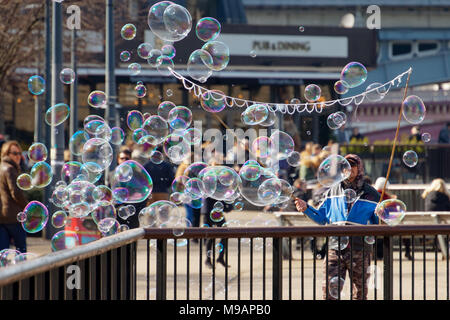 Londres/UK - le 21 mars : bulles le long de la rive sud de Londres le 21 mars 2018. Des personnes non identifiées. Banque D'Images