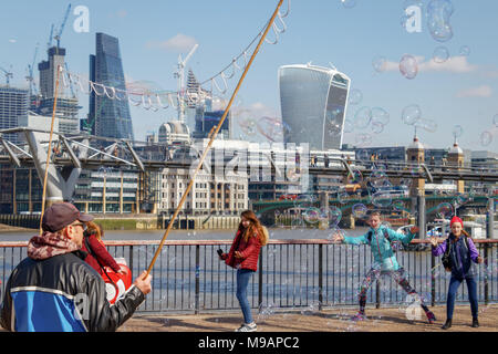 Londres/UK - le 21 mars : bulles le long de la rive sud de Londres le 21 mars 2018. Des personnes non identifiées. Banque D'Images