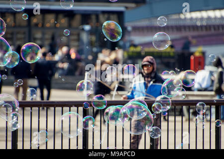 Londres/UK - le 21 mars : bulles le long de la rive sud de Londres le 21 mars 2018. Des personnes non identifiées. Banque D'Images