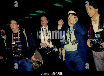 Washington, DC., USA, 3 décembre 1983 Ron Galella ainsi que 4 autres paparazzis attendant l'étoile en dehors de l'État Ministère après la réception pour le Kennedy Center Honors. Banque D'Images