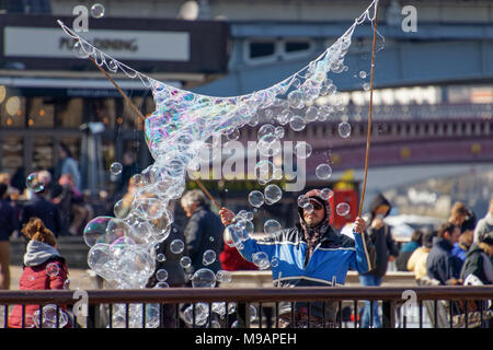 Londres/UK - le 21 mars : bulles le long de la rive sud de Londres le 21 mars 2018. Des personnes non identifiées. Banque D'Images