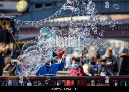 Londres/UK - le 21 mars : bulles le long de la rive sud de Londres le 21 mars 2018. Des personnes non identifiées. Banque D'Images