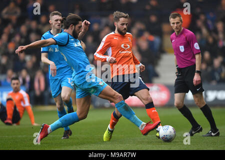 La ville de Luton Andrew Shinnie est abordé par Barnett's Dan Sweeney (à gauche) au cours de la Sky Bet League Deux match à Kenilworth Road, Luton. Banque D'Images