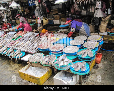 Busan, Corée du Sud. Octobre 2012 : Le marché aux poissons de Jagalchi est un représentant le marché aux poissons et une destination touristique à Busan. De nombreux touristes visitent Jag Banque D'Images