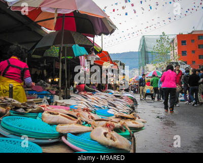 Busan, Corée du Sud. Octobre 2012 : Le marché aux poissons de Jagalchi est un représentant le marché aux poissons et une destination touristique à Busan. De nombreux touristes visitent Jag Banque D'Images