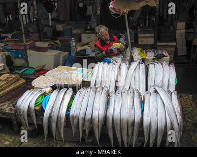 Busan, Corée du Sud. Octobre 2012 : Le marché aux poissons de Jagalchi est un représentant le marché aux poissons et une destination touristique à Busan. De nombreux touristes visitent Jag Banque D'Images