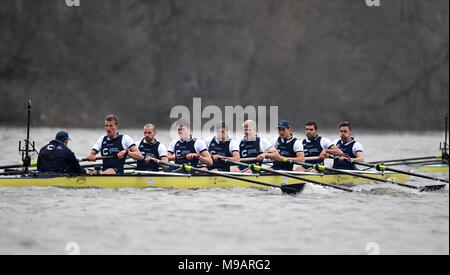 Oxford University Boat Club au cours de la Men's Boat Race sur la Tamise à Londres. Banque D'Images