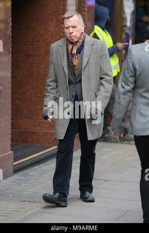 Timothy Spall vu marcher dans Soho alors qu'il passer le G.A.Y de nuit à Soho. Timothée est la promotion de son dernier film 'Trouver vos pieds' et l'air plus mince - Londres avec : Timothy Spall Où : London, Royaume-Uni Quand : 21 Feb 2018 Credit : WENN.com Banque D'Images