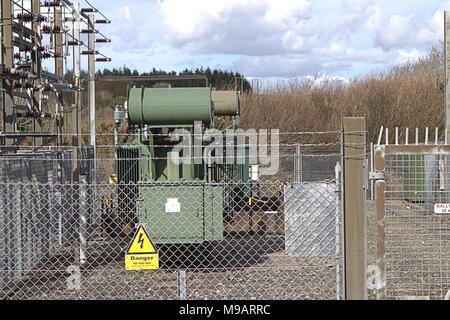 Sous-station d'électricité une partie de l'enceinte du réseau de distribution électrique dans la région de West Cork, Irlande Banque D'Images