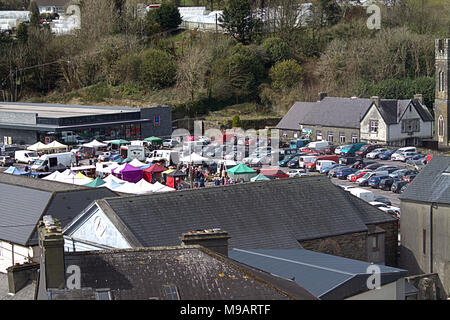 Corinella farmers market et des toits avec Aldi en l'arrière du terrain, de l'Irlande. Skibbereen est une destination de vacances populaire et touristique. Banque D'Images