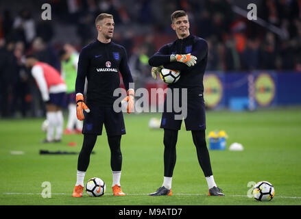 L'Angleterre le gardien Joe Hart (à gauche) et Nick Pape lors de l'échauffement Banque D'Images