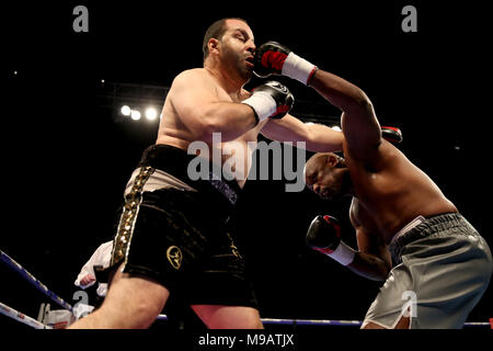 Dereck Chisora (à droite) en action contre Zakaria Azzouzi , (à gauche) au premier tour des concours Heavyweight à l'O2 Arena, Londres. Banque D'Images