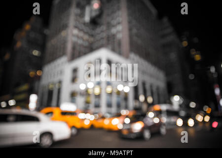 Flou flou artistique de New York City Scène de rue la nuit avec les voitures et les taxis jaunes et les bâtiments Banque D'Images