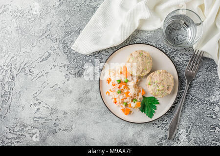 Escalopes de poulet à la vapeur et les courgettes avec des légumes bouillis. Vue de dessus, la place pour le texte Banque D'Images